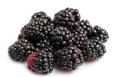 Blackberry beyaz arka planda izole edilmiş. Taze yaz yabani böğürtlenleri