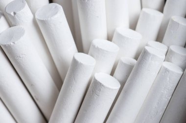 Bir grup beyaz tebeşir yaklaşıyor. Makro.