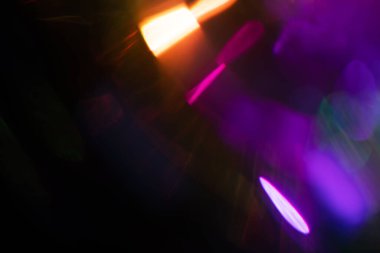 Bulanık Işık, kameraya tek bir görüntü yansıtıyor. Işık, karanlık bir arkaplanda spektral bir gradyan ile parlar. Çok renkli soyut renkli bir çizgi. Alışılmadık ışık efekti.