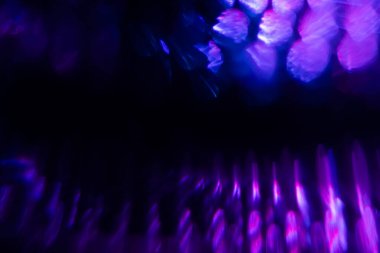 Bulanık Işık, kameraya tek bir görüntü yansıtıyor. Işık, karanlık bir arkaplanda spektral bir gradyan ile parlar. Çok renkli soyut renkli bir çizgi. Alışılmadık ışık efekti.