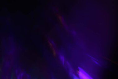 Bulanık neon ışık. Mercek alevi kaplaması. Bokeh floresan flaş parıltısı. Koyu siyah soyut arkaplanda odaklanmış mavi mor renk lekeleri.