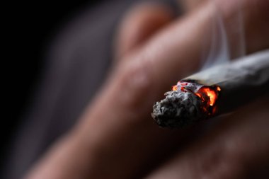 genç adamın elinde Sigara İçilmeyen yakın çekim.