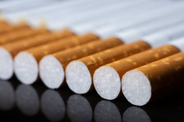 Yığılmış Filtre Sigaraları, Makro Kapanış Şablonu, Sigara Bağımlılığı Konsepti, Geniş Ayrıntılı Yatay Sigara Yığını Özgeçmişi.