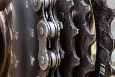 Kaset ve dağ bisikleti zinciri siyah arka planda yakın plan.