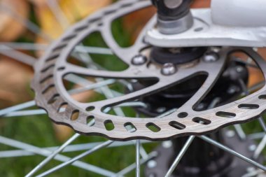 Bisiklet diski frenleri yakın, bisiklet tekerine bağlı gri metal disk, etkili popüler dağ bisikleti frenleri