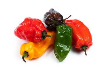 Renkli yeşil, kırmızı ve sarı biberler beyaz arkaplanda kırmızı biber.