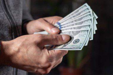 İşadamı elleri bize dolar banknotları sayıyor. Kapat.