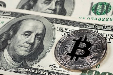 Bitcoin ve dolar arasındaki para eşitliği. Şifreleri değişelim. 100 dolarlık banknotlar yığını.