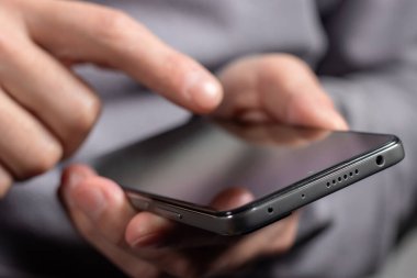 Akıllı cep telefonu kullanan bir adama yaklaş.