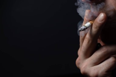 genç adamın elinde Sigara İçilmeyen yakın çekim.