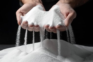 Eller arka planda kumu tutuyor. Kapat..