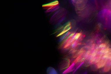 Bulanık Işık, kameraya tek bir görüntü yansıtıyor. Işık, karanlık bir arkaplanda spektral bir gradyan ile parlar. Çok renkli soyut renkli bir çizgi. Alışılmadık ışık efekti.