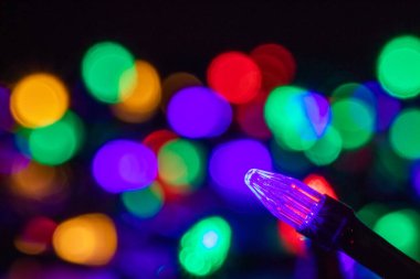 Renkli Noel çelenkleri Bokeh arkaplanlı ışıkları kapatın.