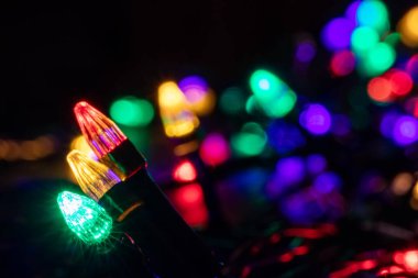 Renkli Noel çelenkleri Bokeh arkaplanlı ışıkları kapatın.