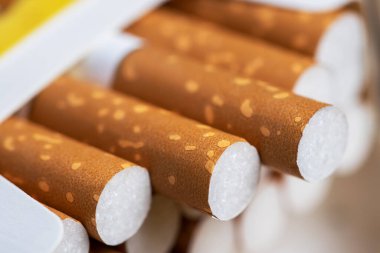 Paket halinde sigara içmek kanser olmak için bağımlılık yapar. Tütün Günü 'nde sigara azaltma kampanyası