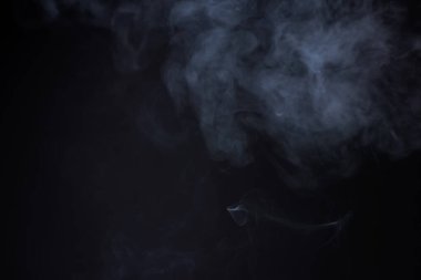 Siyah arkaplan dizayn ögesinde duman.