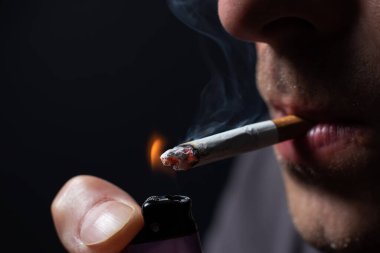 genç adamın elinde Sigara İçilmeyen yakın çekim.