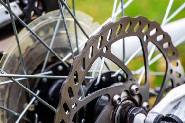 Bisiklet disk fren rotor odak yakın çekim.