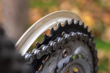 Bisiklet zinciri yakın çekim. Dağ bisikleti zinciri