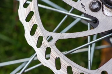 Bicycle disk fren pervanesi odaklandı. Taşıma kavramının metal ayrıntıları.