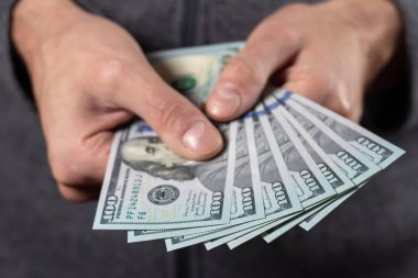 100 dolarlık banknot elinde. Yakın plan..