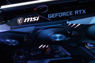 Dnipro, Ukrayna - 23 Şubat 2023: MSI Geforce RTX oyun kartı açık durumda.