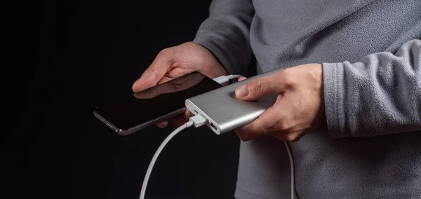 Mężczyźni Trzymają Telefon Ładowarkę Powerbank Smartfon Jest Podłączony Energia — Zdjęcie stockowe