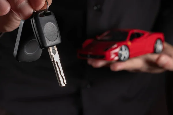 Чоловіча Рука Тримає Ключ Від Машини Автомобіль Фоні Долоні — стокове фото