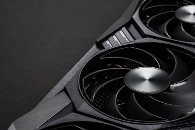 Koyu arkaplanda modern bir GPU Grafik Kartı