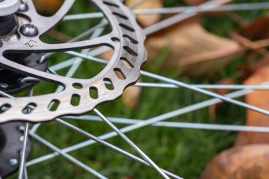 Bisiklet diski frenleri yakın, bisiklet tekerine bağlı gri metal disk, etkili popüler dağ bisikleti frenleri