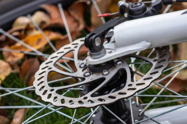 Bicycle disk fren pervanesi odaklandı. Taşıma kavramının metal ayrıntıları.
