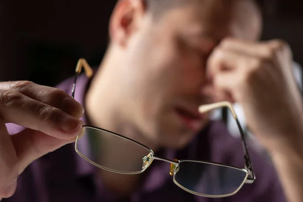 Κουρασμένος Νεαρός Άνδρας Αισθάνονται Πόνο Πίεση Των Ματιών Κρατώντας Γυαλιά — Φωτογραφία Αρχείου