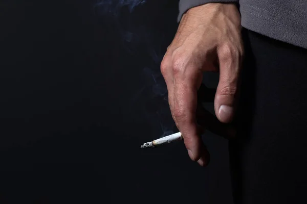 Mão Com Cigarro Ardente Fumaça Fundo Preto — Fotografia de Stock
