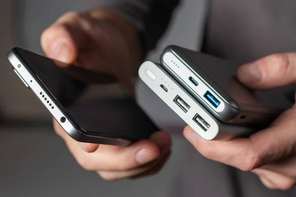 Mannen Håller Telefonen Och Laddaren Powerbank Och Smartphone Handen Energisparande — Stockfoto