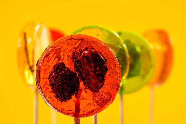 Lollipops Met Droog Fruit Binnen Een Gele Achtergrond Gezonde Zoetheid — Stockfoto