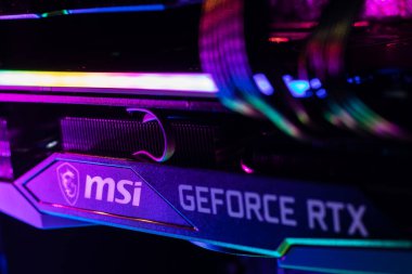 Dnipro, Ukrayna - 23 Şubat 2023: MSI Geforce RTX oyun kartı açık durumda.