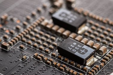 Elektronik bileşenlerin ve mikroçiplerin detayları bir video kartta. Son nesil Video Kartı