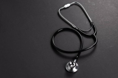 Karanlık arka planda steteskop. Sağlık ve tıbbi konsept. Steteskop tıbbi aletler vücuttaki sesleri dinlemek için kullanılır.