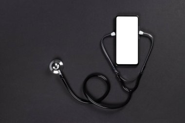 Çevrimiçi doktor. Tıbbi uygulamalar için cep telefonu modeli. Akıllı telefon beyaz ekran modeli ve sağlık uygulaması için steteskop. Uygulamalı sağlık telefonu modeli. Kopyalama alanı olan pankart