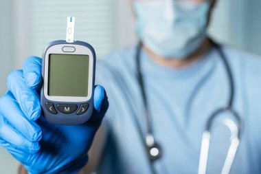 Doktor şeker ölçüm glikoz düzeyi gösterir. Doktor ve hasta diyabet konsültasyon ofis veya klinik