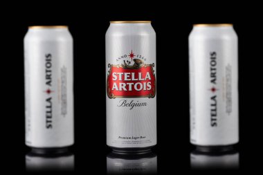 Ukrayna. Dinyeper. 20 Mart 2023: 3 kutu büyük Belçika birası Stella Artois siyah arka planda. Alüminyum kutu Stella Artois birası siyah arka planda.