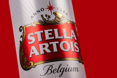 Ukrayna. Dinyeper. 20 Mart 2023: Büyük Belçika birası Stella Artois. Belçika Birası Bira Kutusu