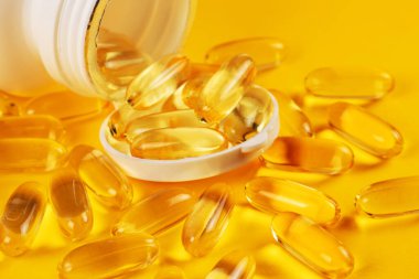 Omega 3 jel kapsülleri. Balık yağı hapları. Şişede sağlıklı omega-3