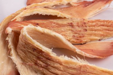 Peru mürekkep balığı parçaları beyaz arka planda kapanıyor. bira için çerez