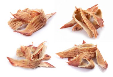 Beyaz arka planda izole edilmiş bira için Perulu kalamar kızartması parçaları. Ayarla ya da topla.