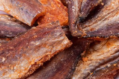 Kurutulmuş balık arka planının parçaları. Kuru biberli Pollack. Biber Koleksiyonlu Amber.