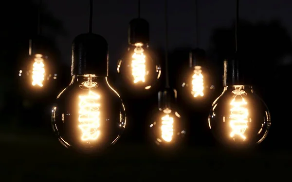 屋外パーティーでのライトレトロスタイルの電球の装飾 — ストック写真