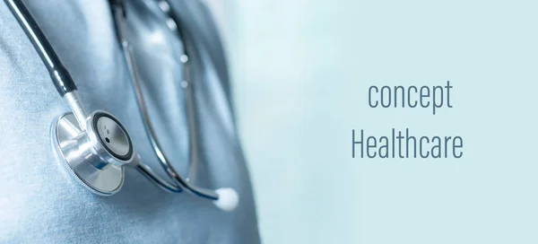 Hastane ya da klinikte steteskobu olan beyaz üniformalı bir doktor ya da doktor..
