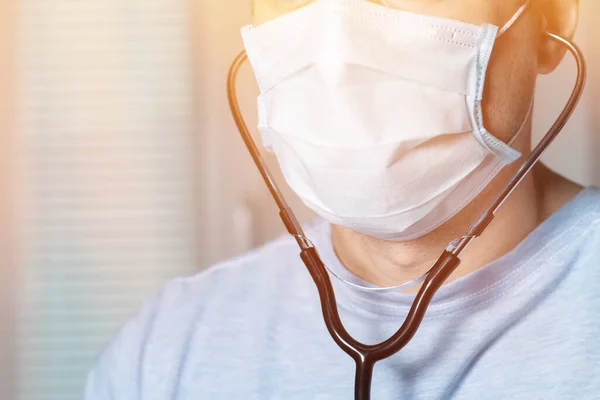 Kulağında Steteskop Olan Maskeli Doktor Dikkatle Dinleyin — Stok fotoğraf