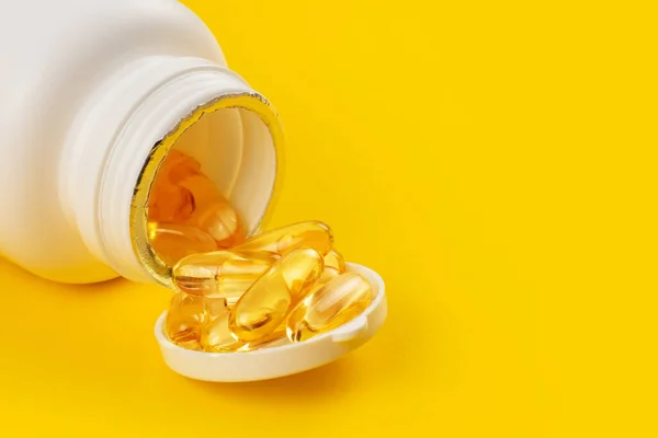 Fischöl Kapseln Mit Omega Und Vitamin Der Flasche Auf Gelb — Stockfoto